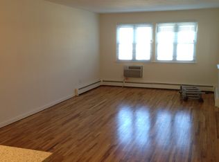 1 Boxwood Rd #B, Port Washington, NY 11050