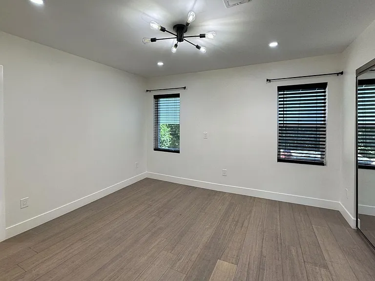 1208 N Alexandria Ave — Photo 7