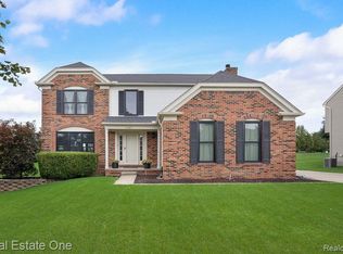 1687 Grandview Dr, Rochester Hills, MI 48306