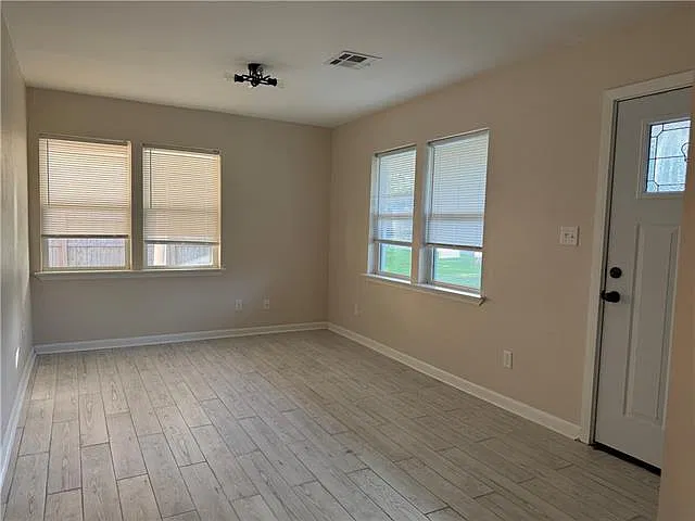 4 bed, 2.0 bath, 1895 sqft, $2,000 — Photo 2