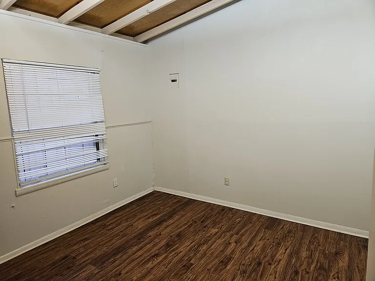 207 NW Northwood Ave — Photo 8
