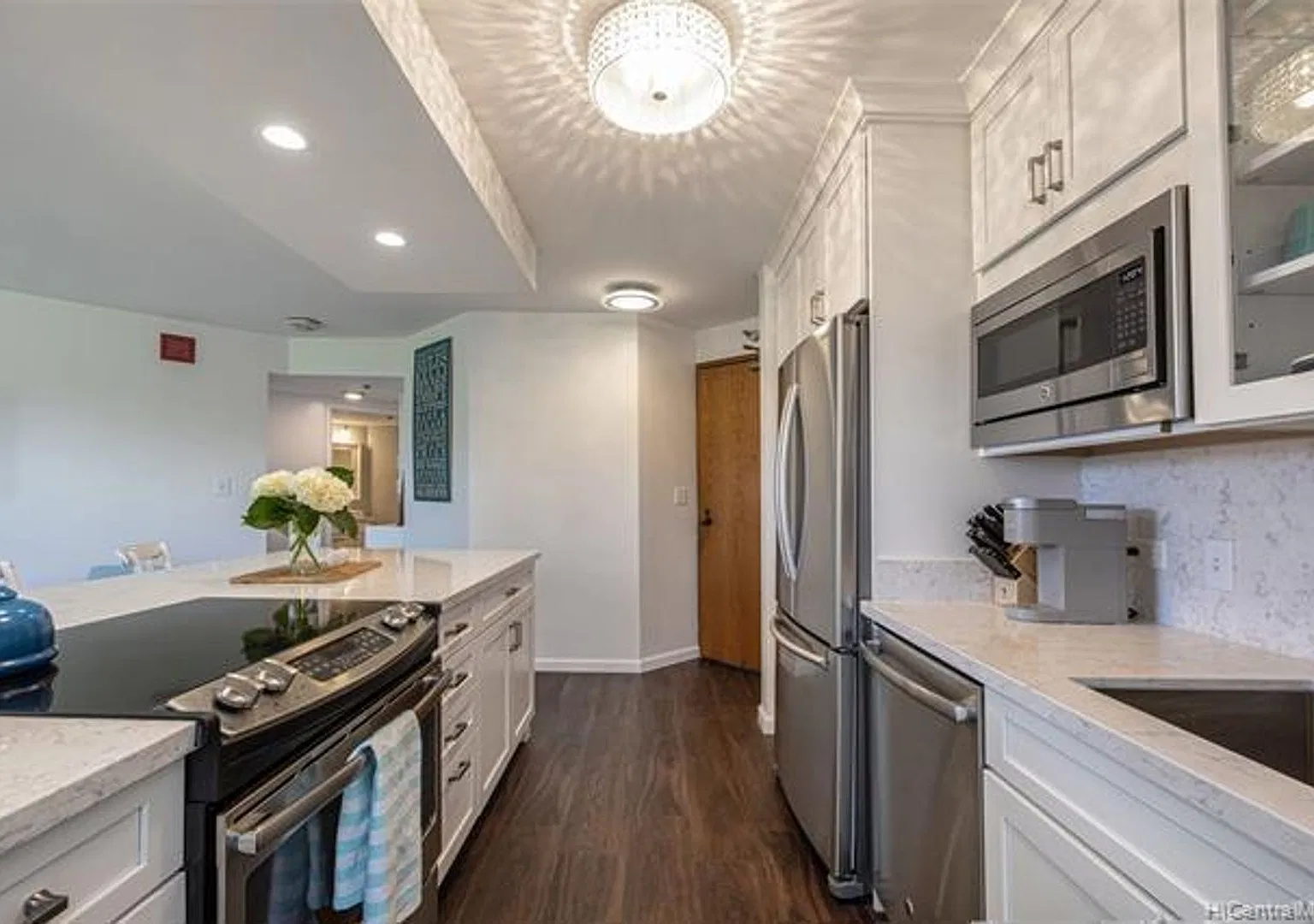 1 bedroom, den with murphy bed, 1 cov parking, tropical grounds with pool, tennis courts +++++++ — Photo 2