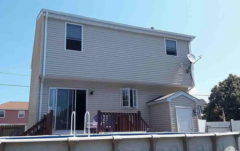 2nd image of 2059 Pleasant St