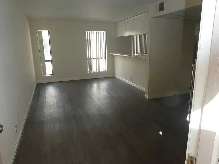 4453 Woodman Ave #9 — Photo 5