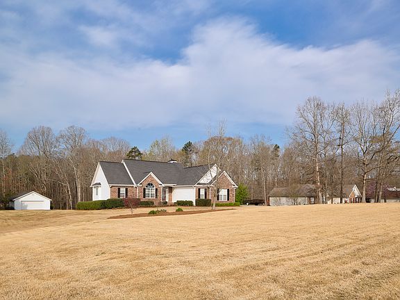 Very spacious front yard