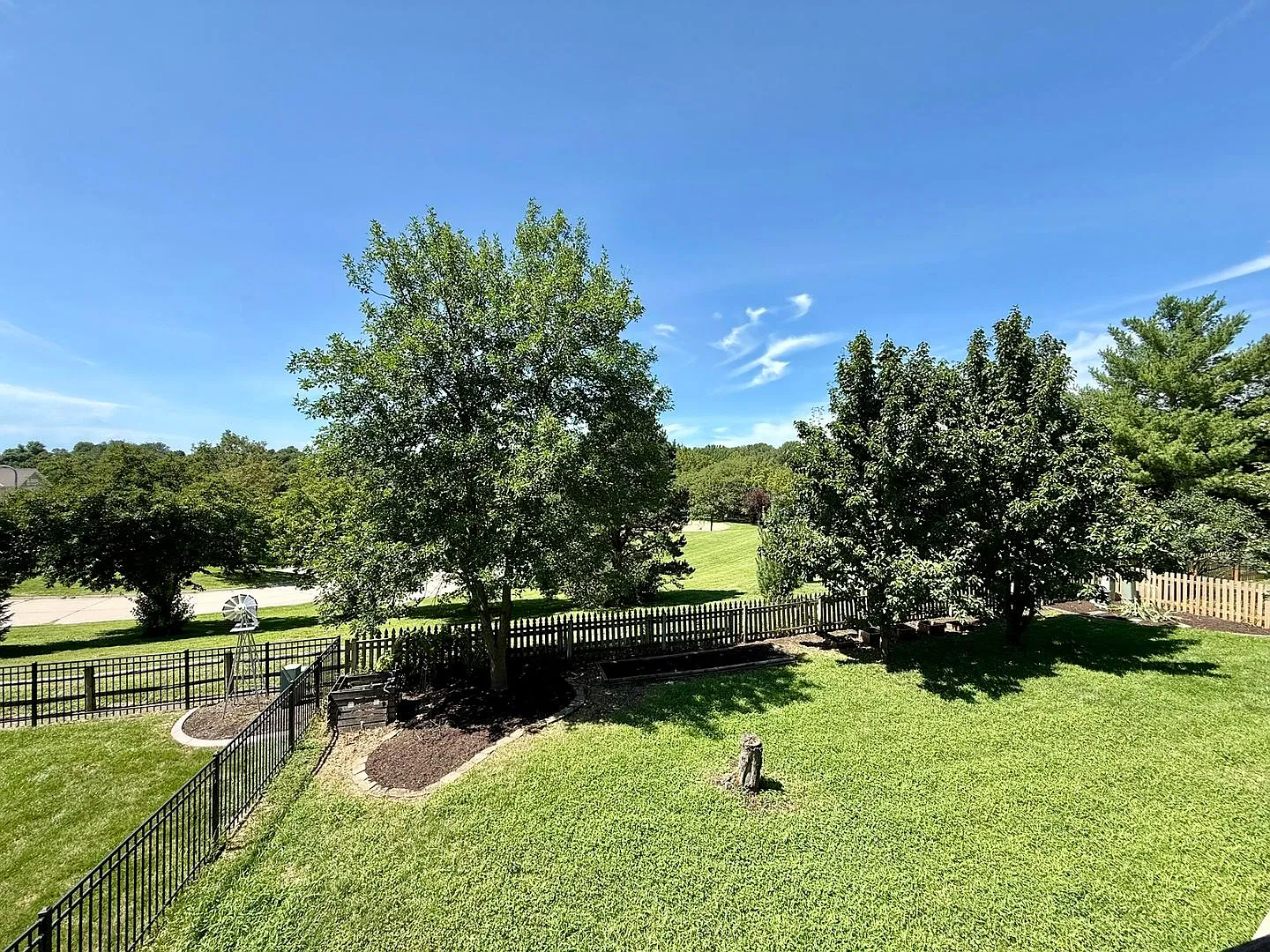 Spacious 4 Bed/4 Bath Home — Photo 4