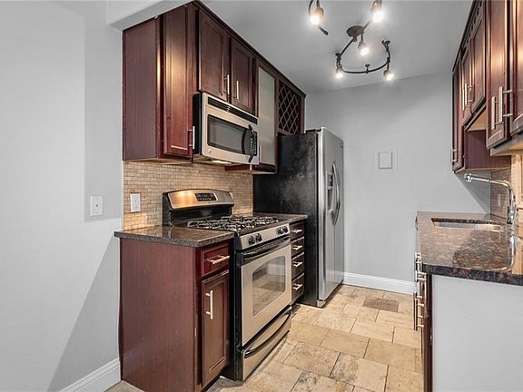 2nd image of 700 E 8th St Unit 6D