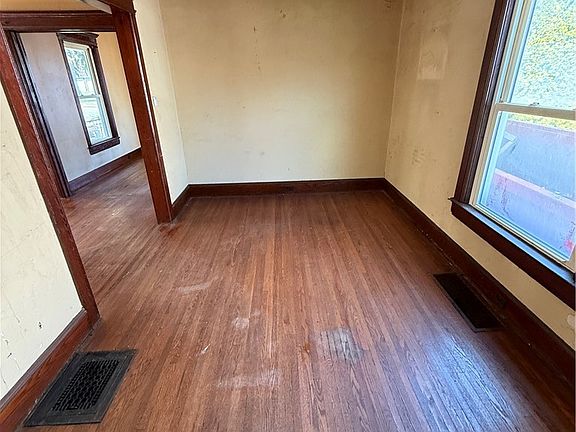 4th image of 142 Franklin St