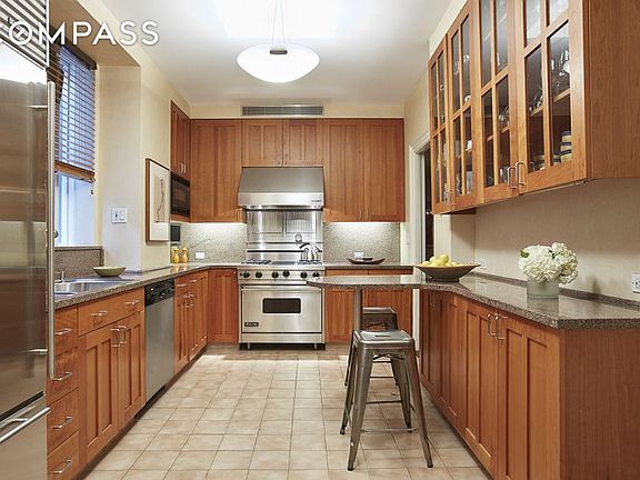 2nd image of 14 E 75th St #3E