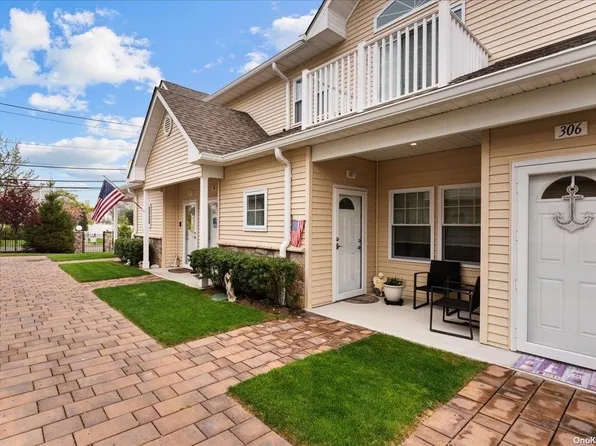 307 Anchor Court #307, Copiague, NY 11726