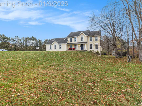 2056 Fisher Ct, Howell, MI 48855