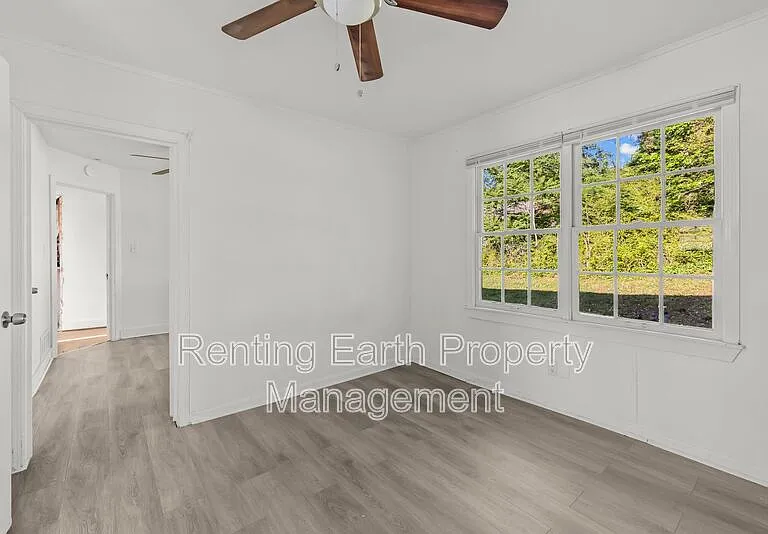 2537 3rd St NE — Photo 8