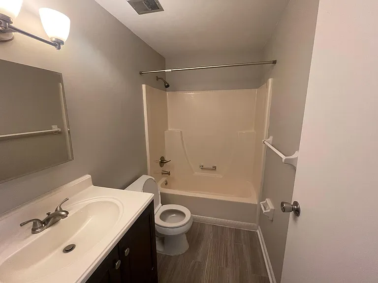 2109 Wellington Ct — Photo 9