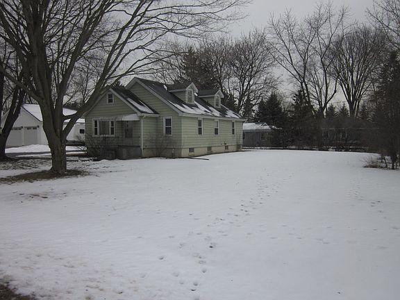 2nd image of 1050 Oakwood St