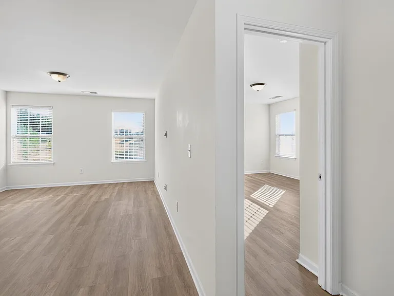 2472 Melfield Dr — Photo 39