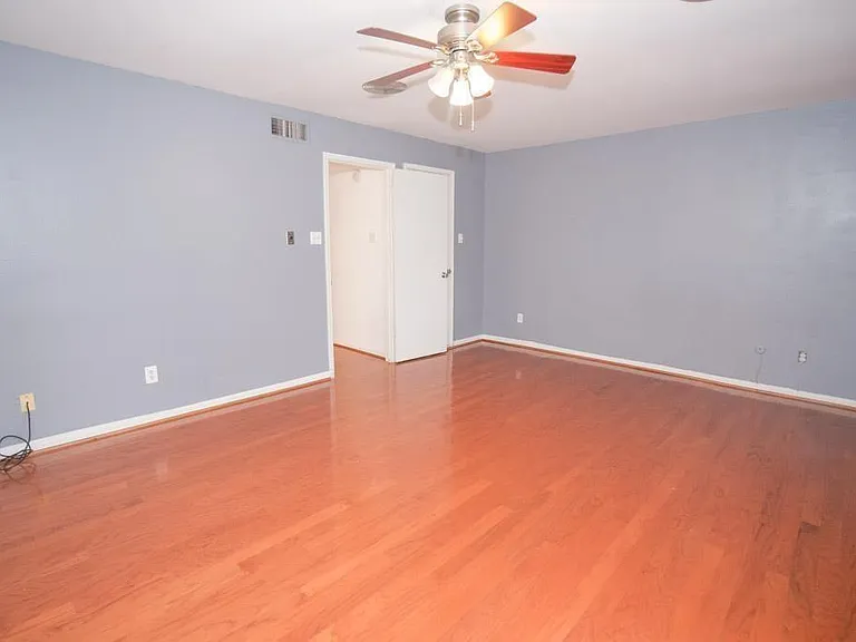 907 Hawthorne St — Photo 6