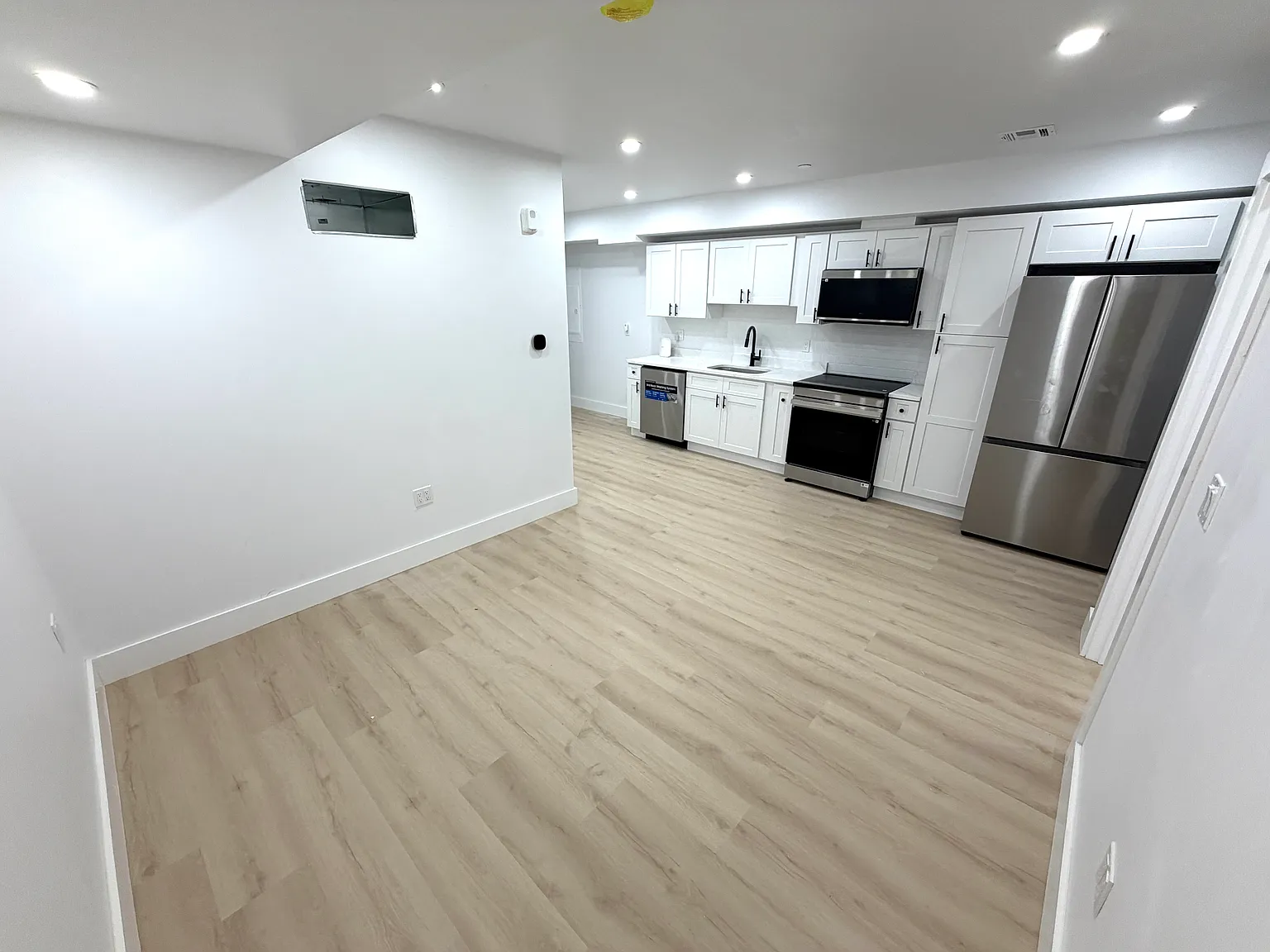 2 bed, 1000 sqft, $3,500 — Photo 2
