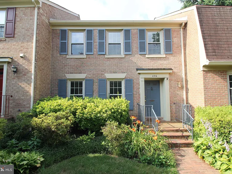 436 N Park Dr — Photo 1