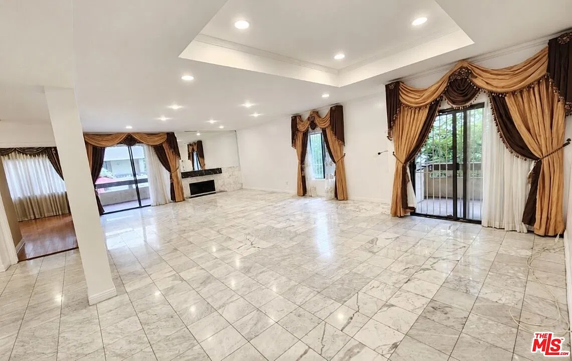 5237 Newcastle Ave — Photo 2