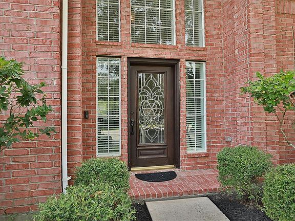 Decorative glass fronted door & windows fill the entrance w/ natural light.