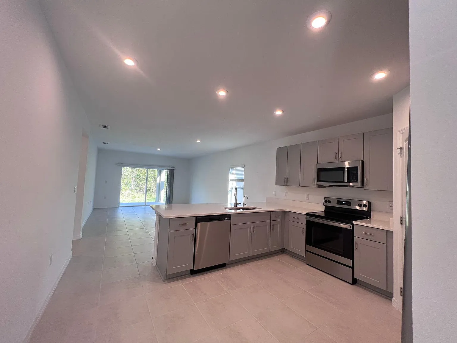4 bed, 1974 sqft, $2,390 — Photo 2