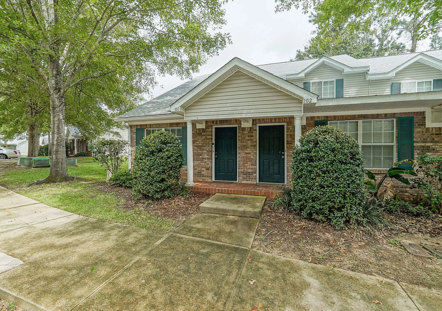 3 Bedroom 3 Bathroom in Savannah Crossing — Photo 1