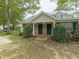 2738 W Tharpe St