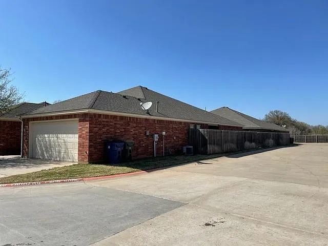 Chisholm Oaks — Photo 8