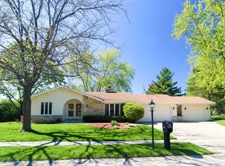 920 Old Tower Rd, Oconomowoc, WI 53066