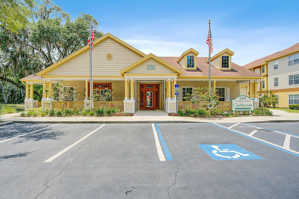Williams Landing and Villas Apartments — Photo 1