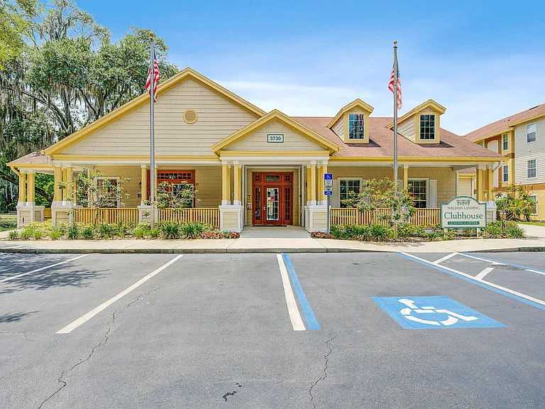 Williams Landing and Villas Apartments — Photo 1