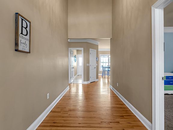 4th image of 528 Ranier Dr