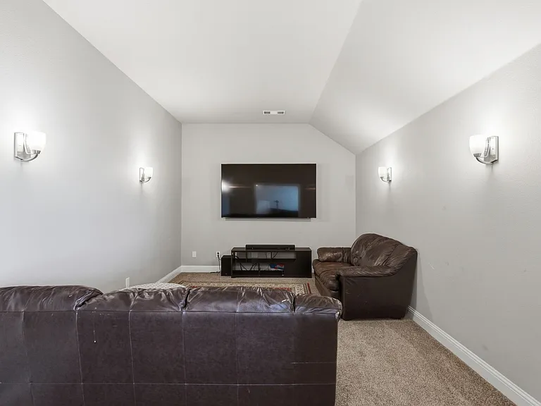 7452 Reverchon Dr — Photo 30