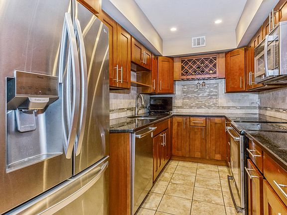 4th image of 33 Alhambra Dr #33