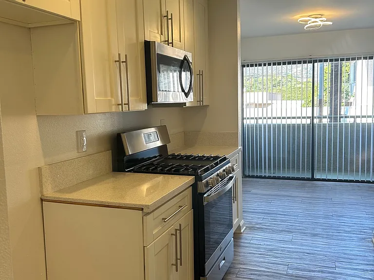 Glenoaks Apartments — Photo 13