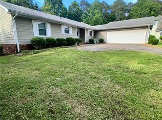 27 Glen Ct, Ellenwood, GA 30294