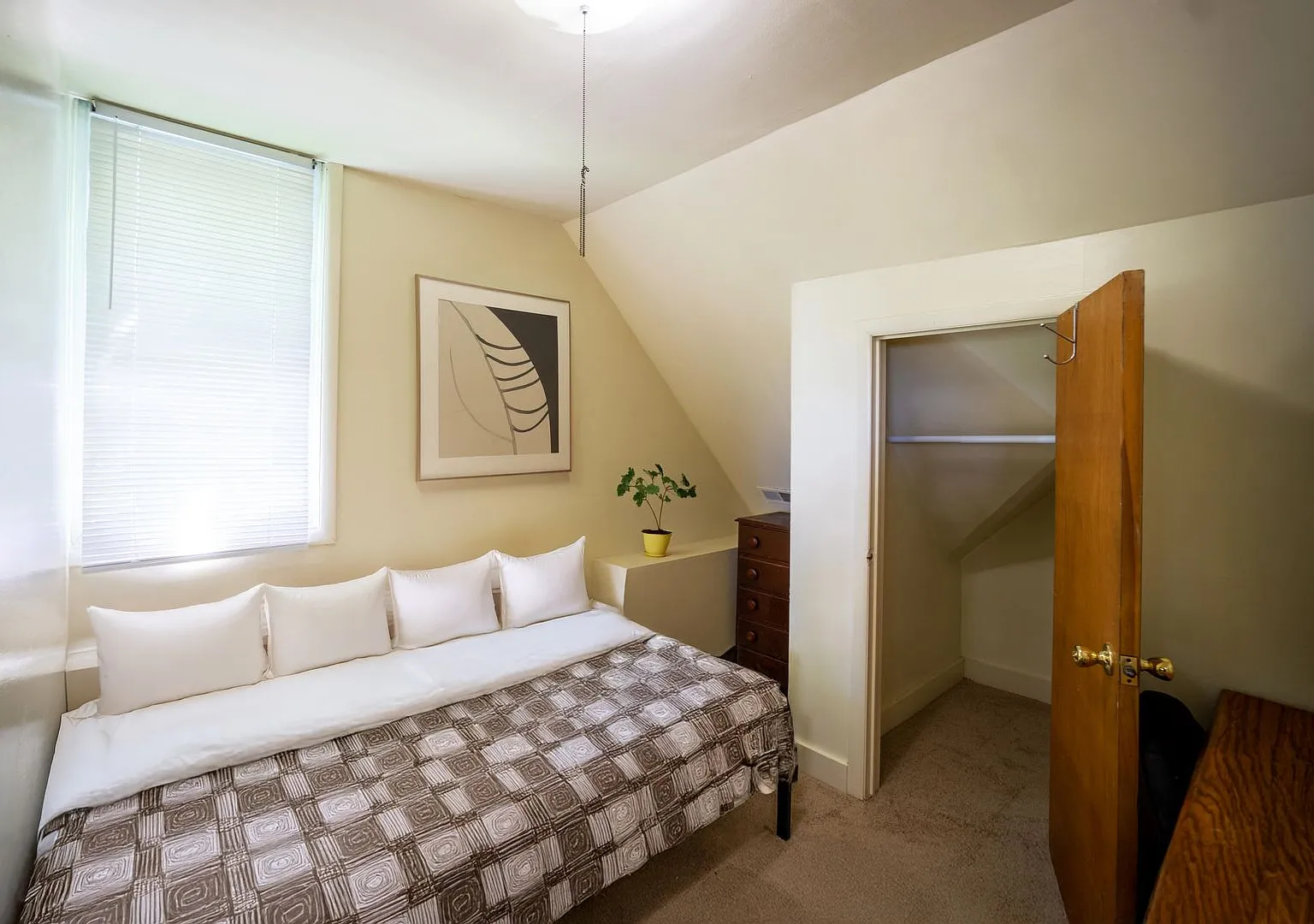 113 Comstock Place Furnished Rooms - Available 7/1/27 Or 8/1/27 — Photo 3