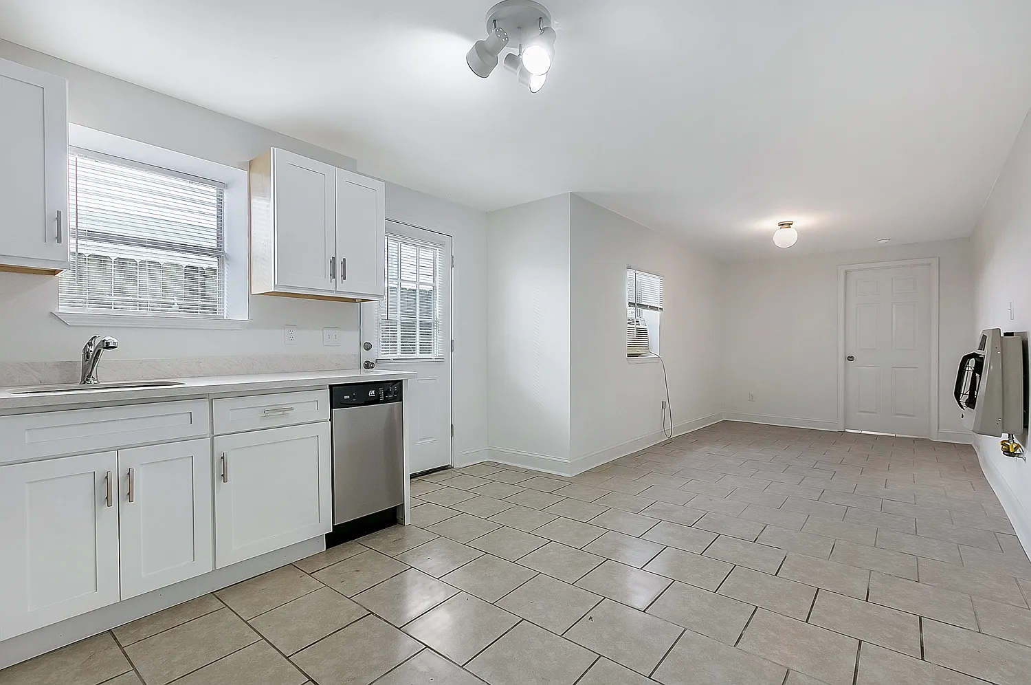 1225-27 Saint Roch Avenue- (Nick Lahaye — Photo 3