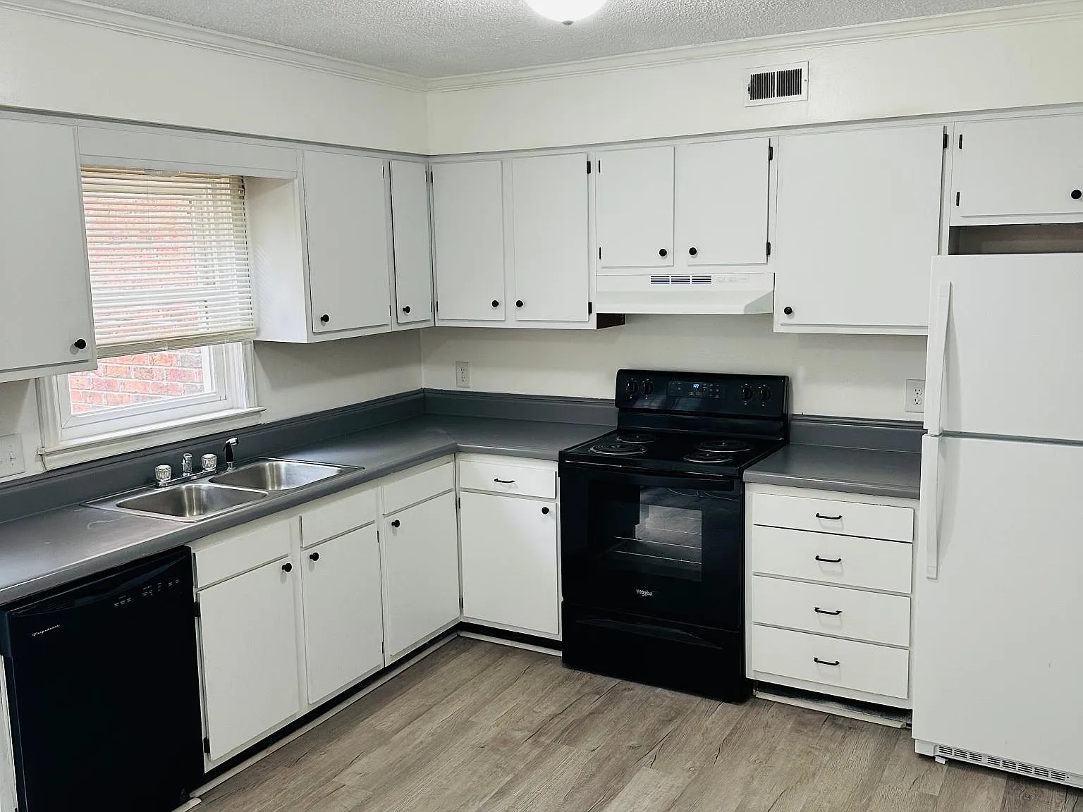 2 bed, 1.5 bath, 1023 sqft, $1,000 — Photo 4
