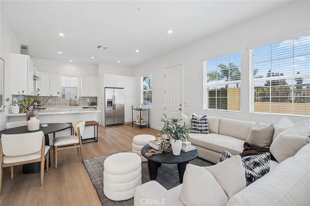 3 bed, 2.5 bath, 1441 sqft, $4,950 — Photo 3