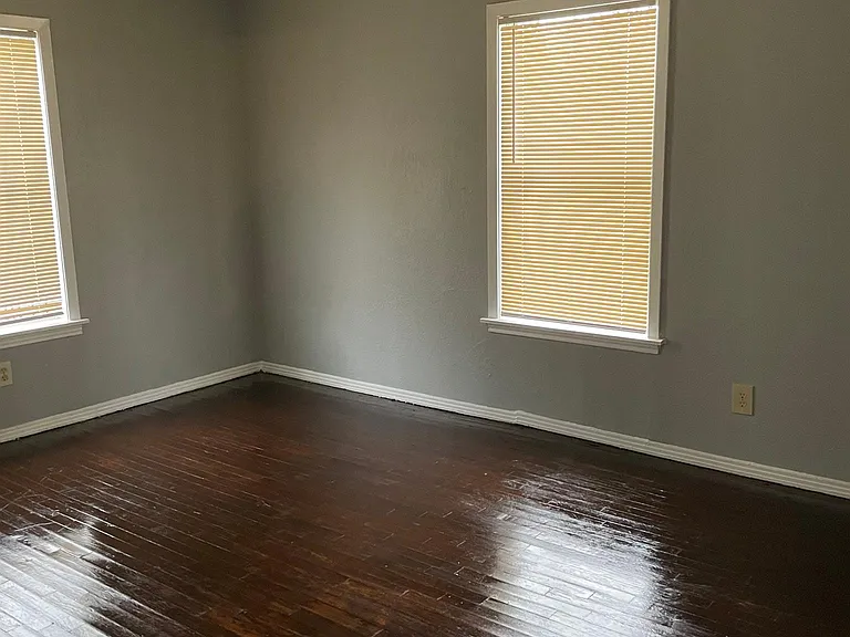 215 Guthrie St — Photo 4