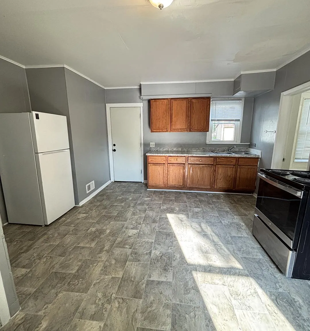 3 bed, 900 sqft, $975 — Photo 1