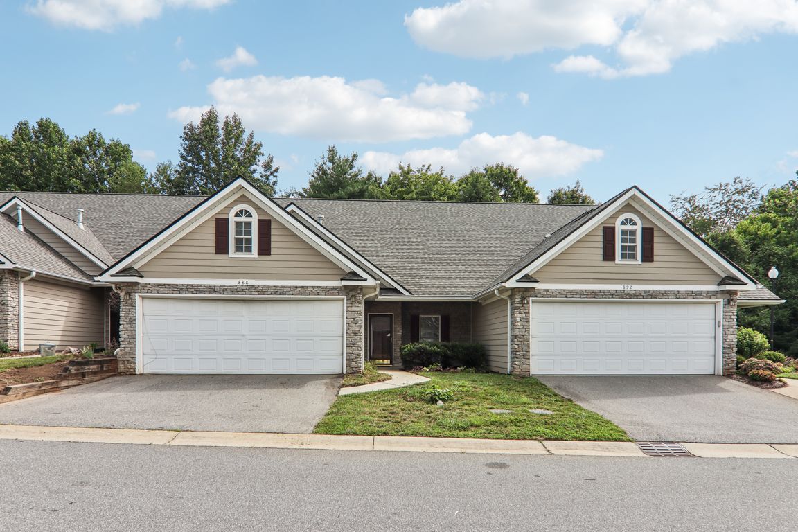 W Pointe Dr-S1107-001.jpg