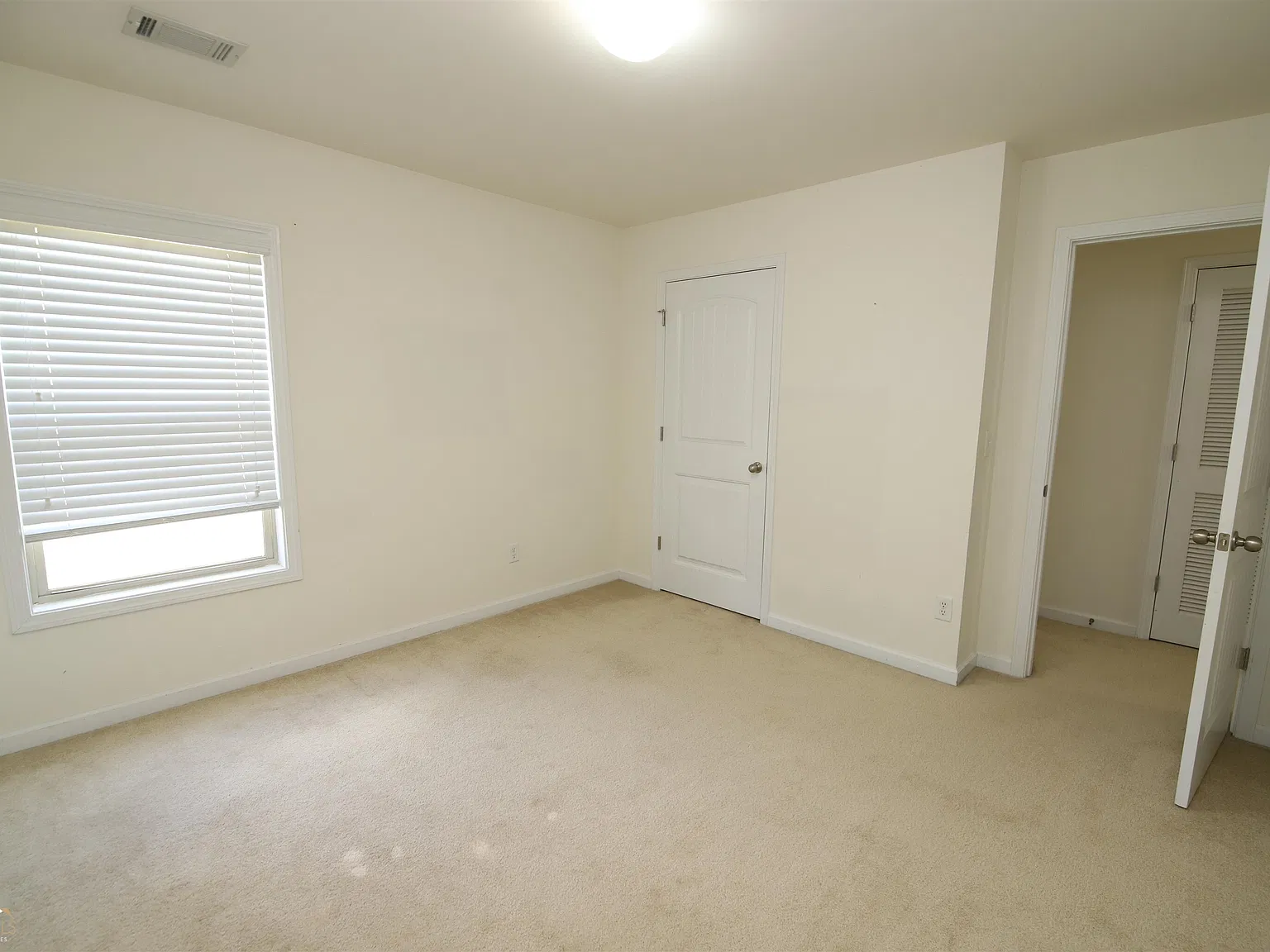 4 bed, 2.5 bath, 2763 sqft, $2,400 — Photo 3