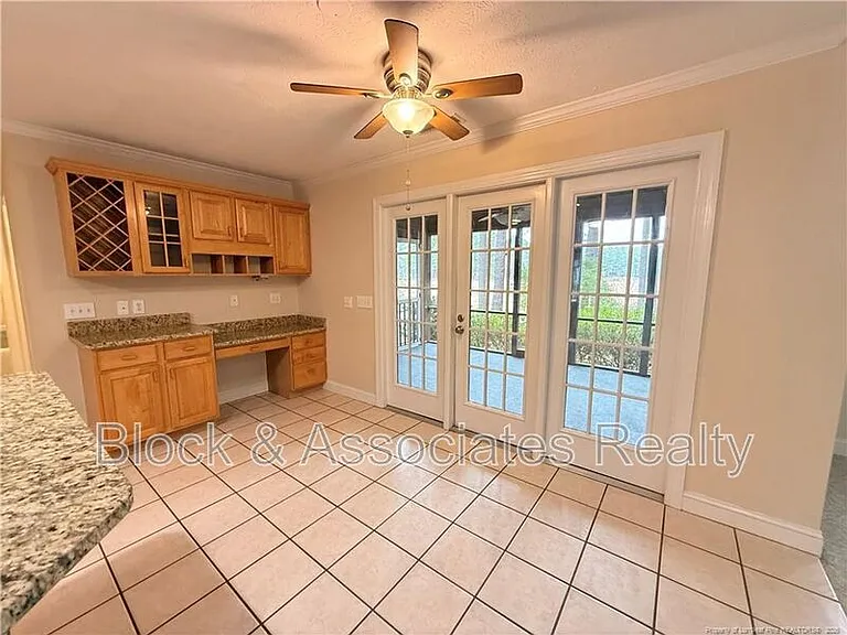 1165 Greenbriar Dr — Photo 8