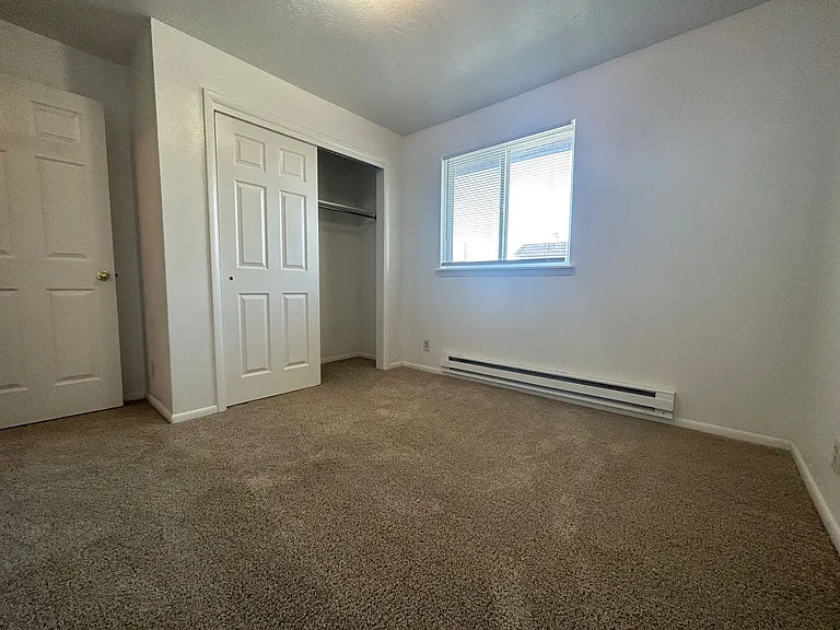 Main 819 S — Photo 23
