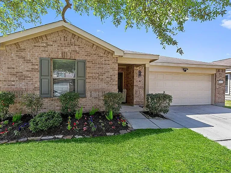 16535 Burnell Oaks Ln — Photo 1