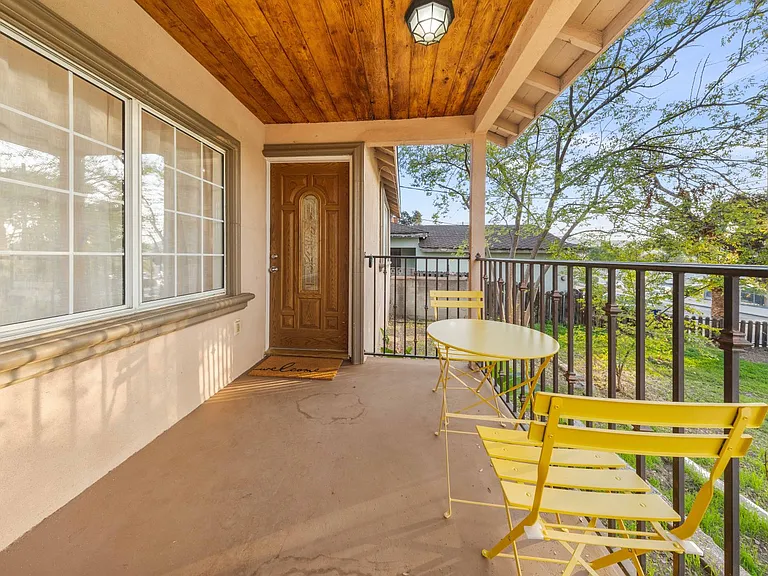 10554 Plainview Ave — Photo 6