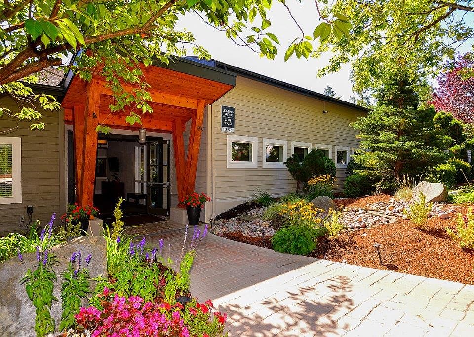 The Reserve at Bucklin Hill Leasing Office and Walkway