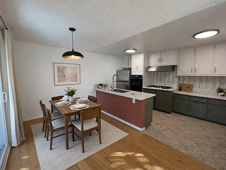 445 E Magnolia Blvd — Photo 16